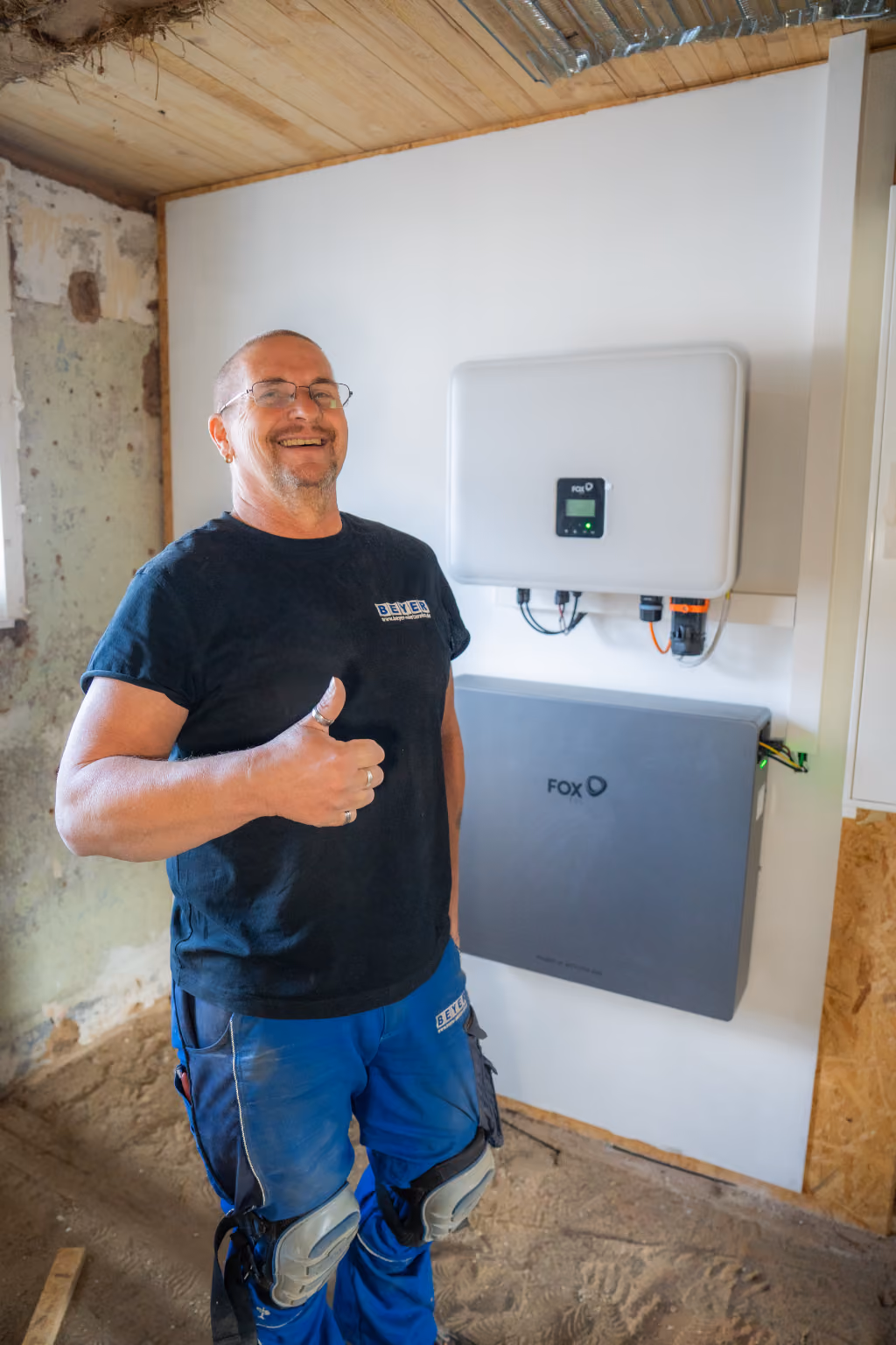 Zufriedener Kunden eines Balkonkraftwerkes mit Speichersystem von der PV Hessen GmbH
