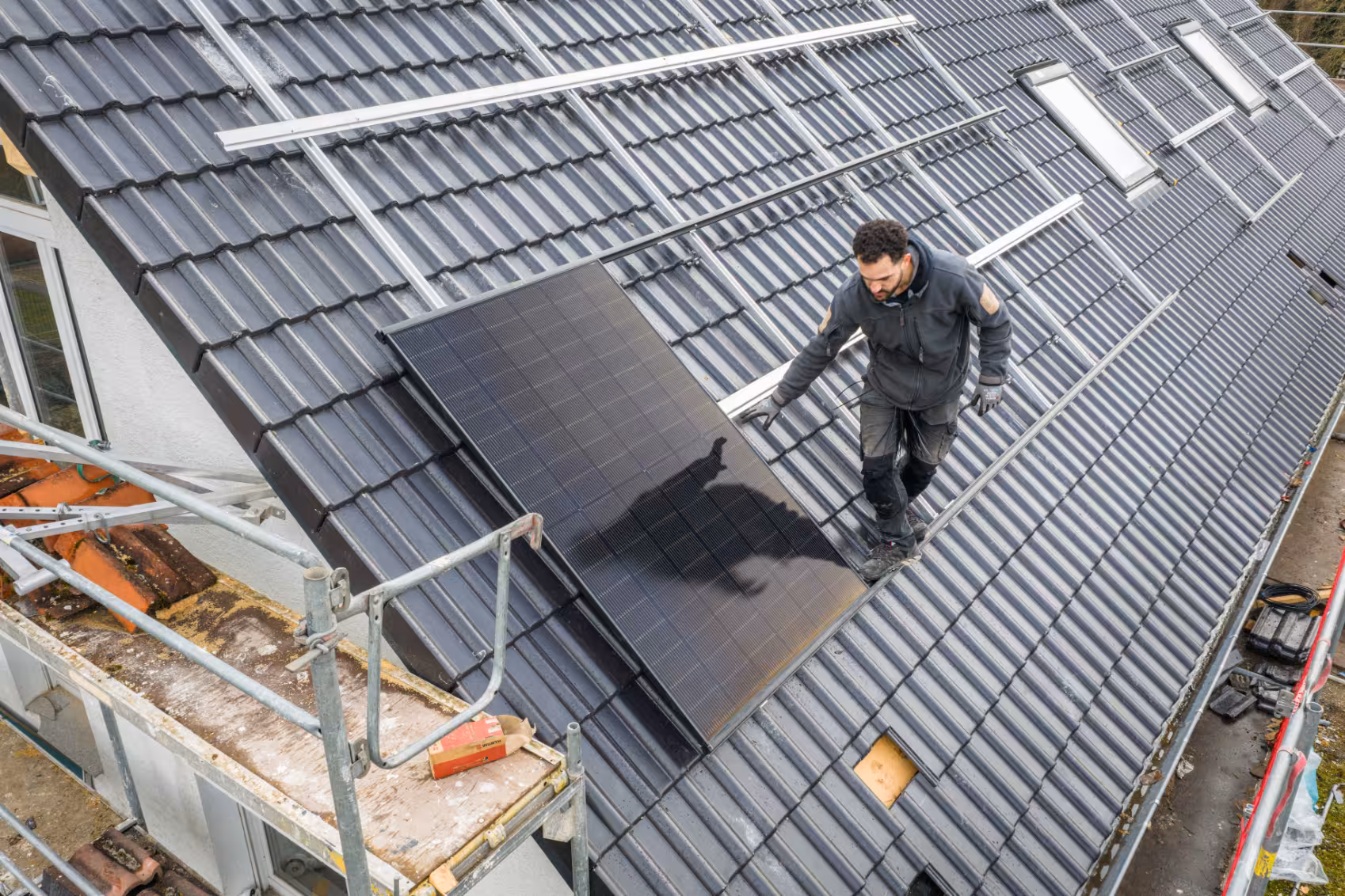 Die PV Hessen GmbH bei der Montage einer PV-Anlage auf einem Dach in Schwalmstadt