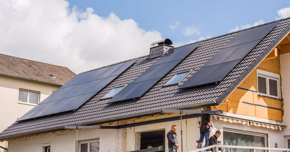 Die PV Hessen GmbH baut einer Solaranlage auf einem Einfamilienhaus in Stadtallendorf auf