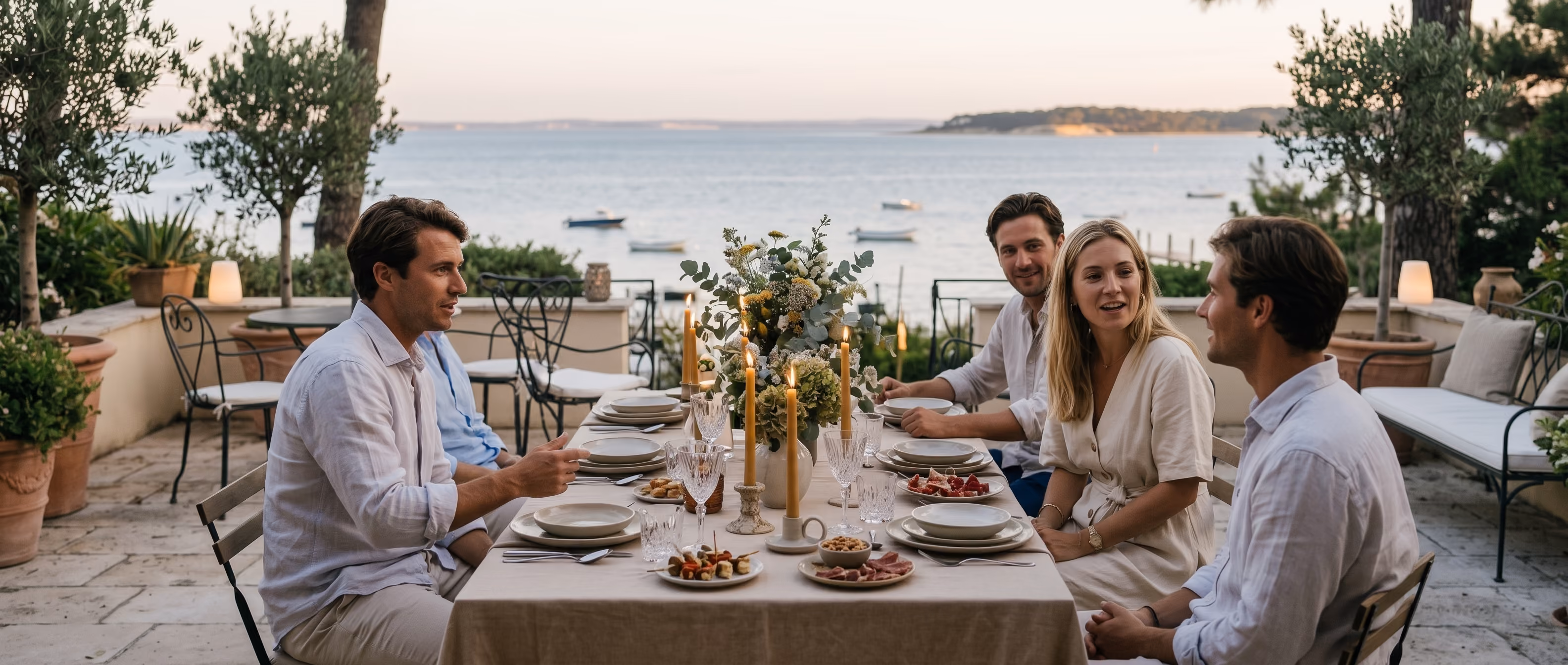 Table de dîner privée sur une terrasse de villa à Arcachon