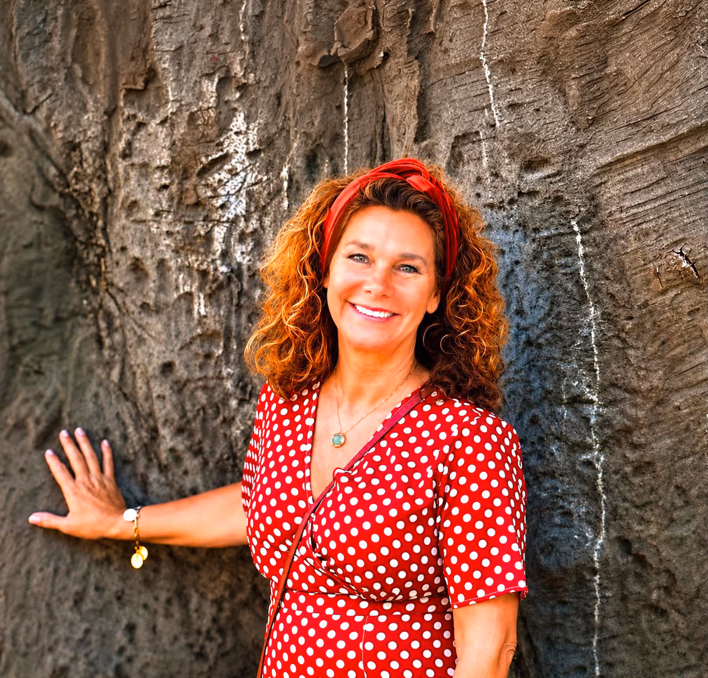 Gerda Wijnen poseert voor een grote oude boom