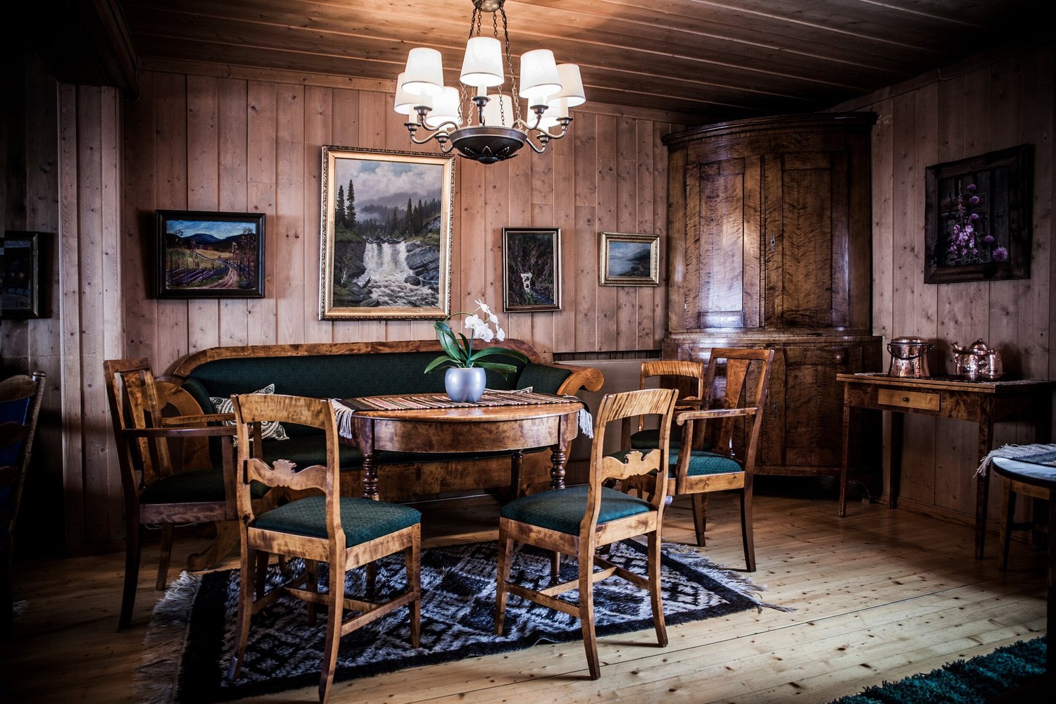 Rustad Hotell og Fjellstue — traditional mountain hotel by the Sjusjøen lake