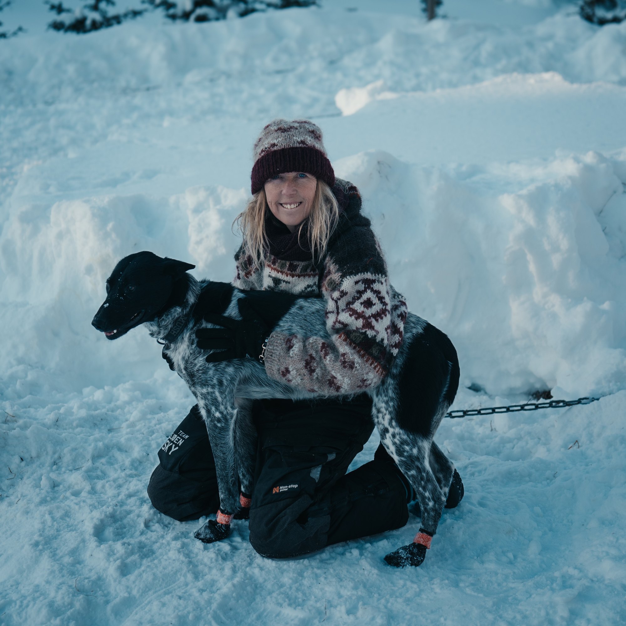 A hug at the kennel — Team Sjusjøen Husky