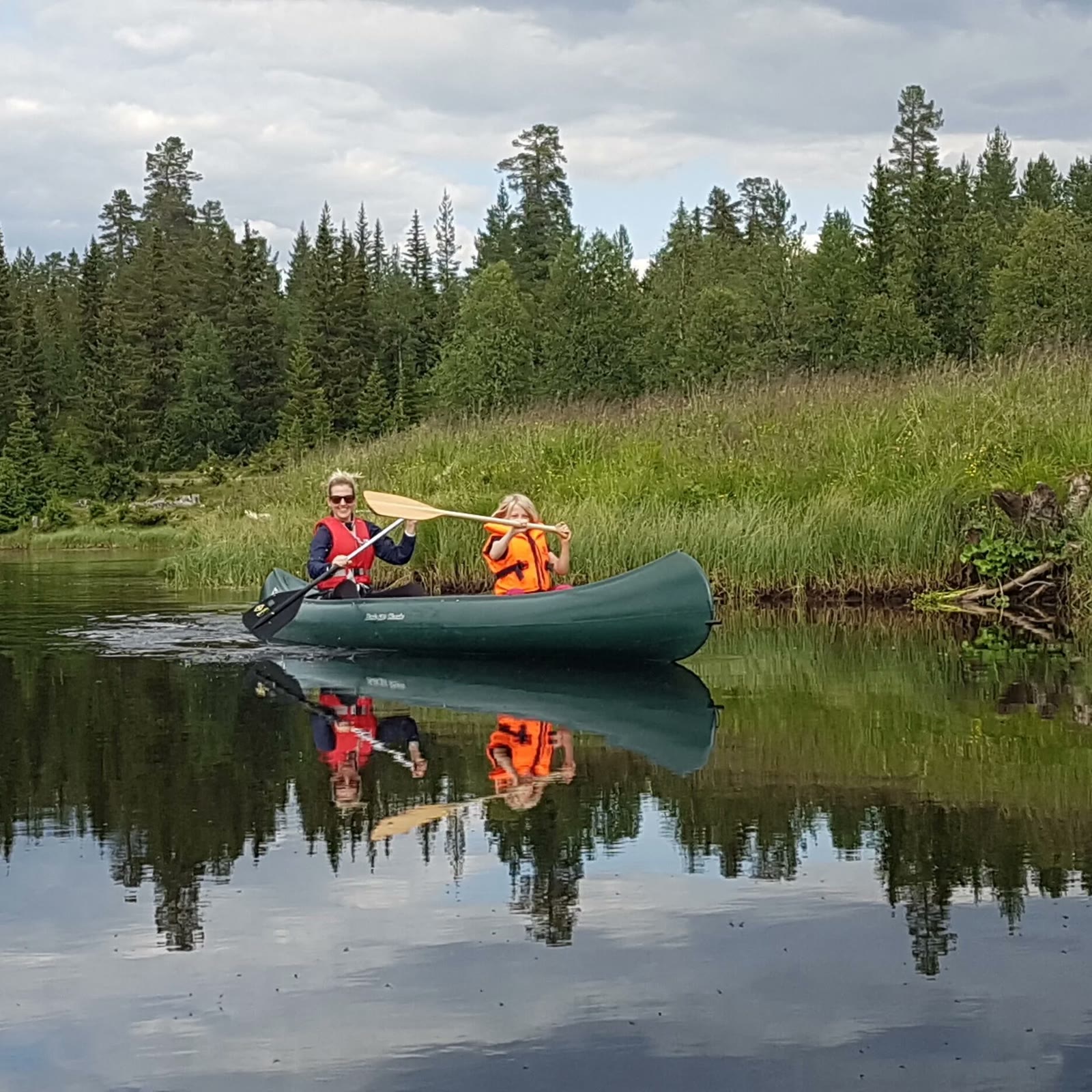 Mother and daughter paddling the Åsta