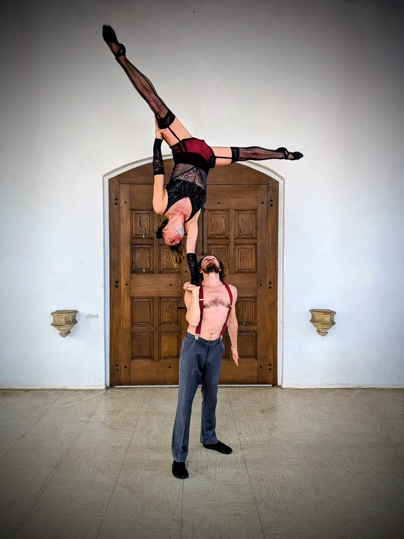Acro Burlesque 1 armer tegen