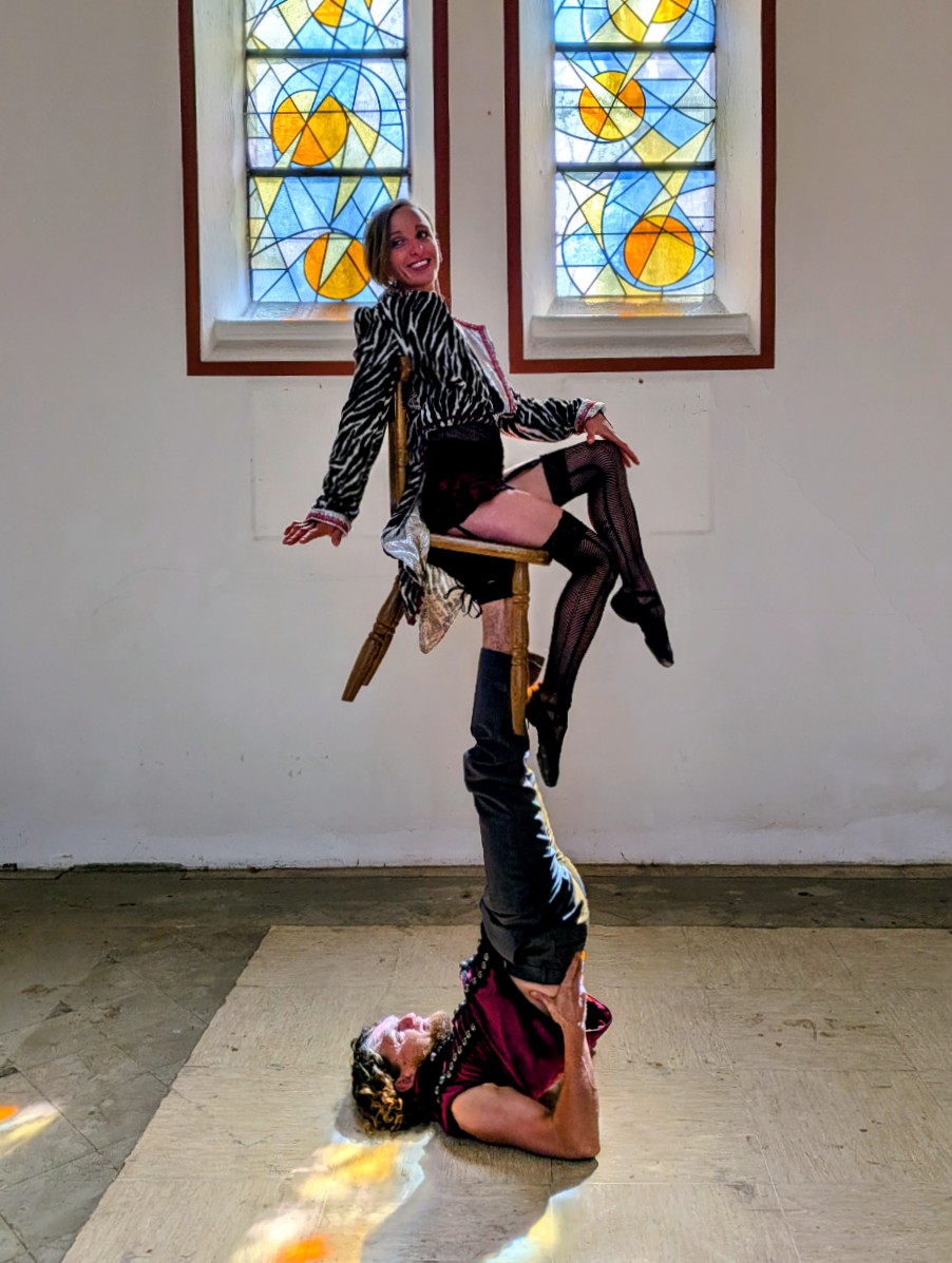 Acro Burlesque zit op stoel