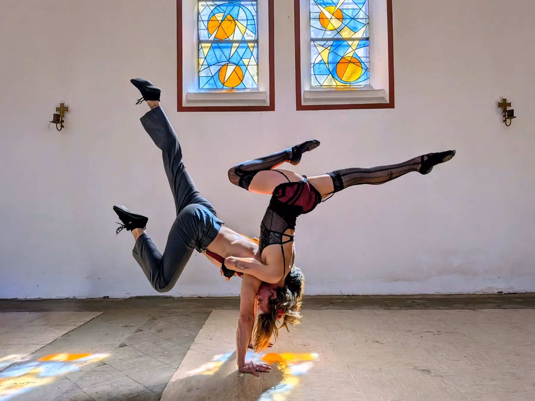 Acro Burlesque duo Handstand balans