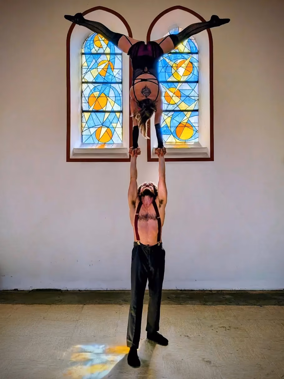 Acro Burlesque hoge handstand