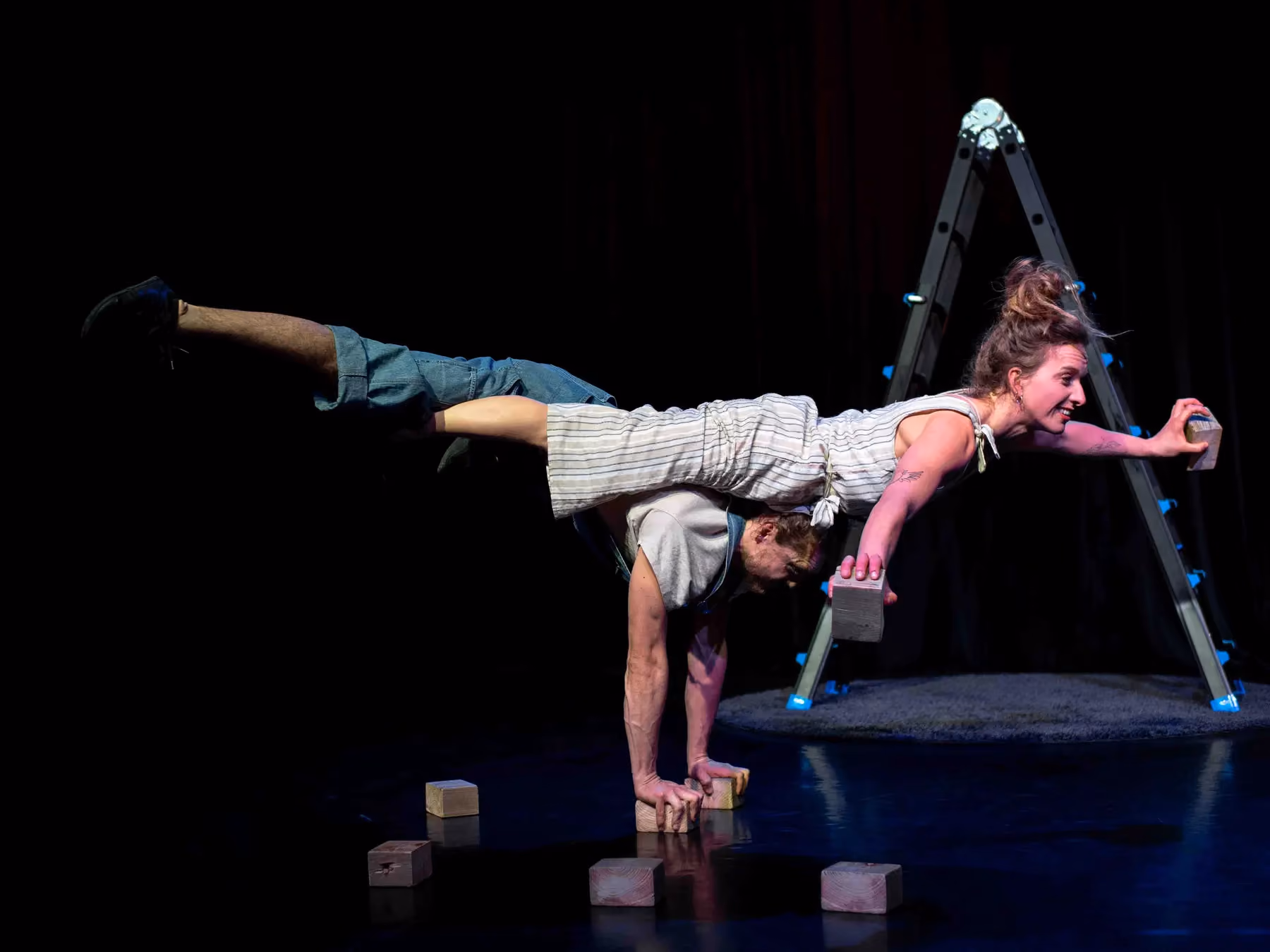 HOOG-tevree Handstand balans binnen