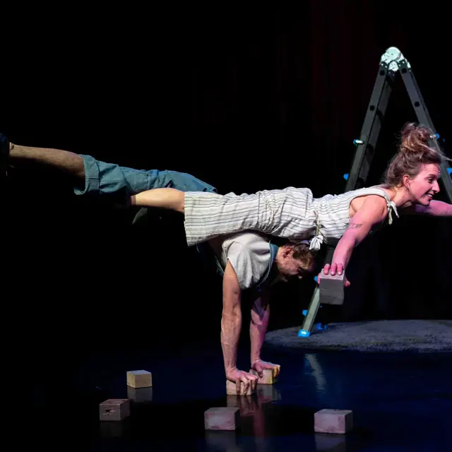 HOOG-tevree Handstand balans binnen