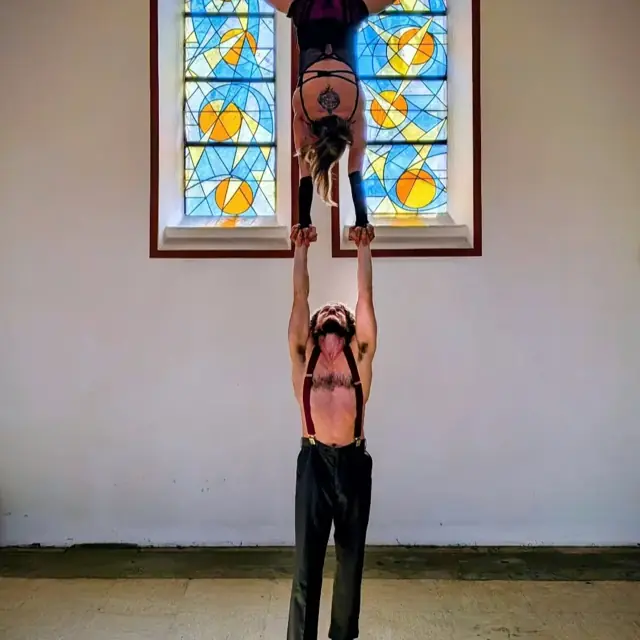 Acro Burlesque hoge handstand