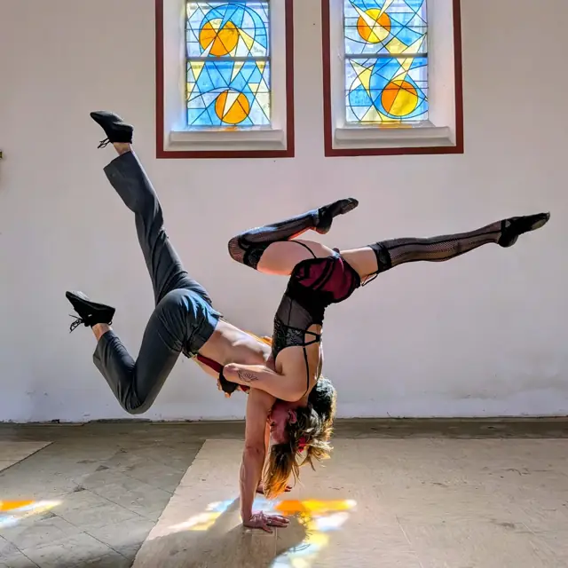 Acro Burlesque duo Handstand balans