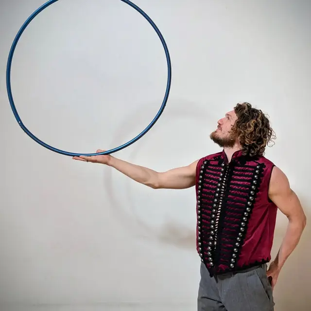 Acro Burlesque Nick Hoop balance