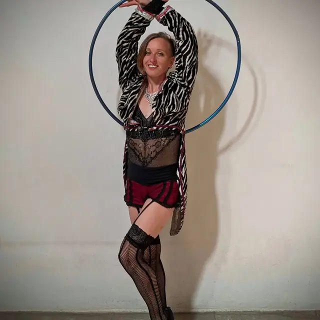 Acro Burlesque Froukje Hoop pose 1