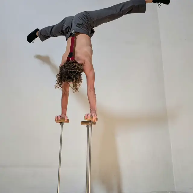 Acro Burlesque handstand Nick