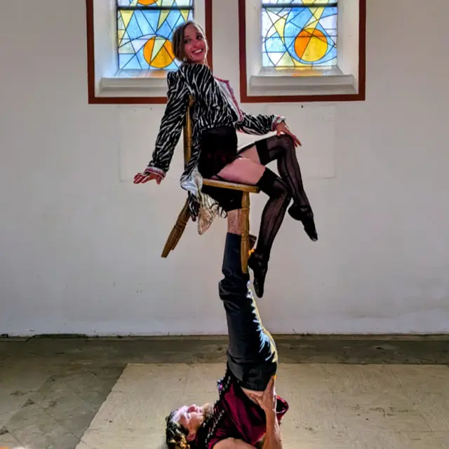 Acro Burlesque zit op stoel