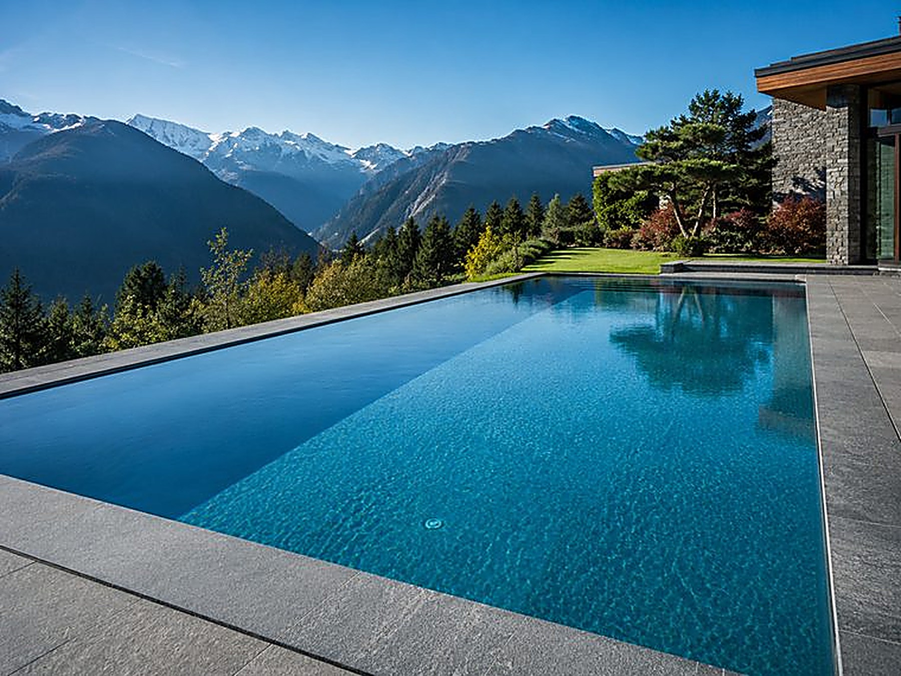 Piscine à débordement face aux Alpes