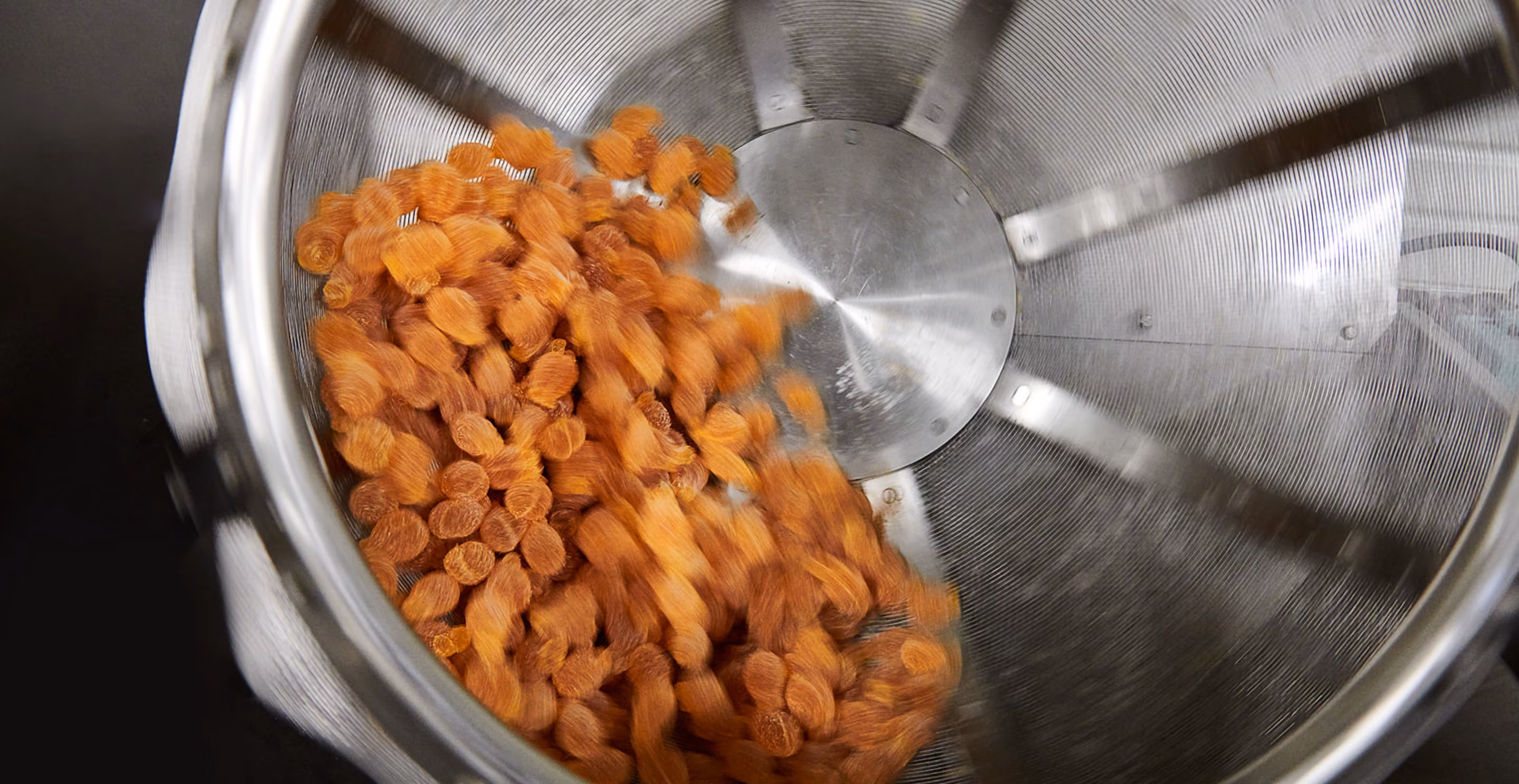 Fruitreepjes op een zeef, bestoven met suiker