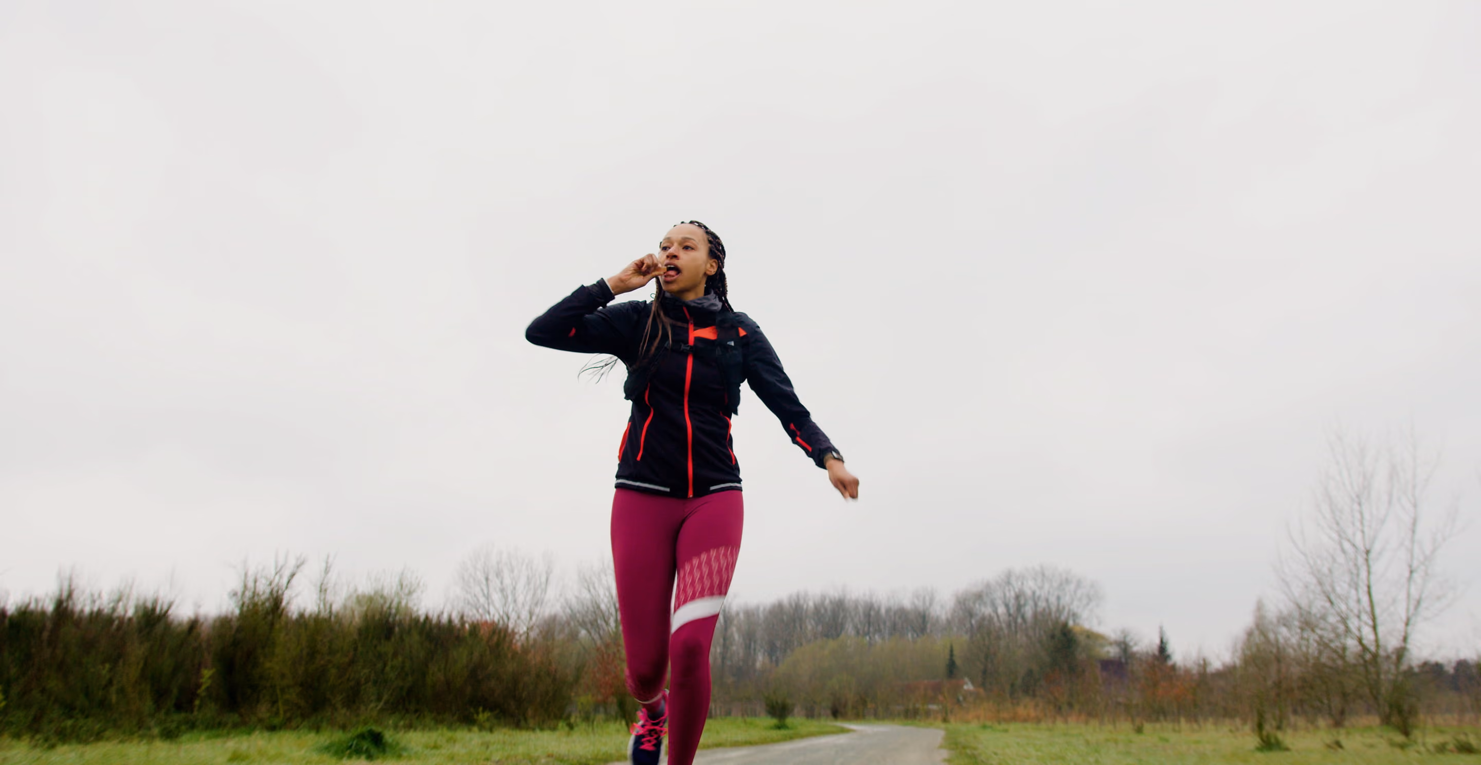 Vrouw die hardloopt in de natuur, in het thema sportvoeding