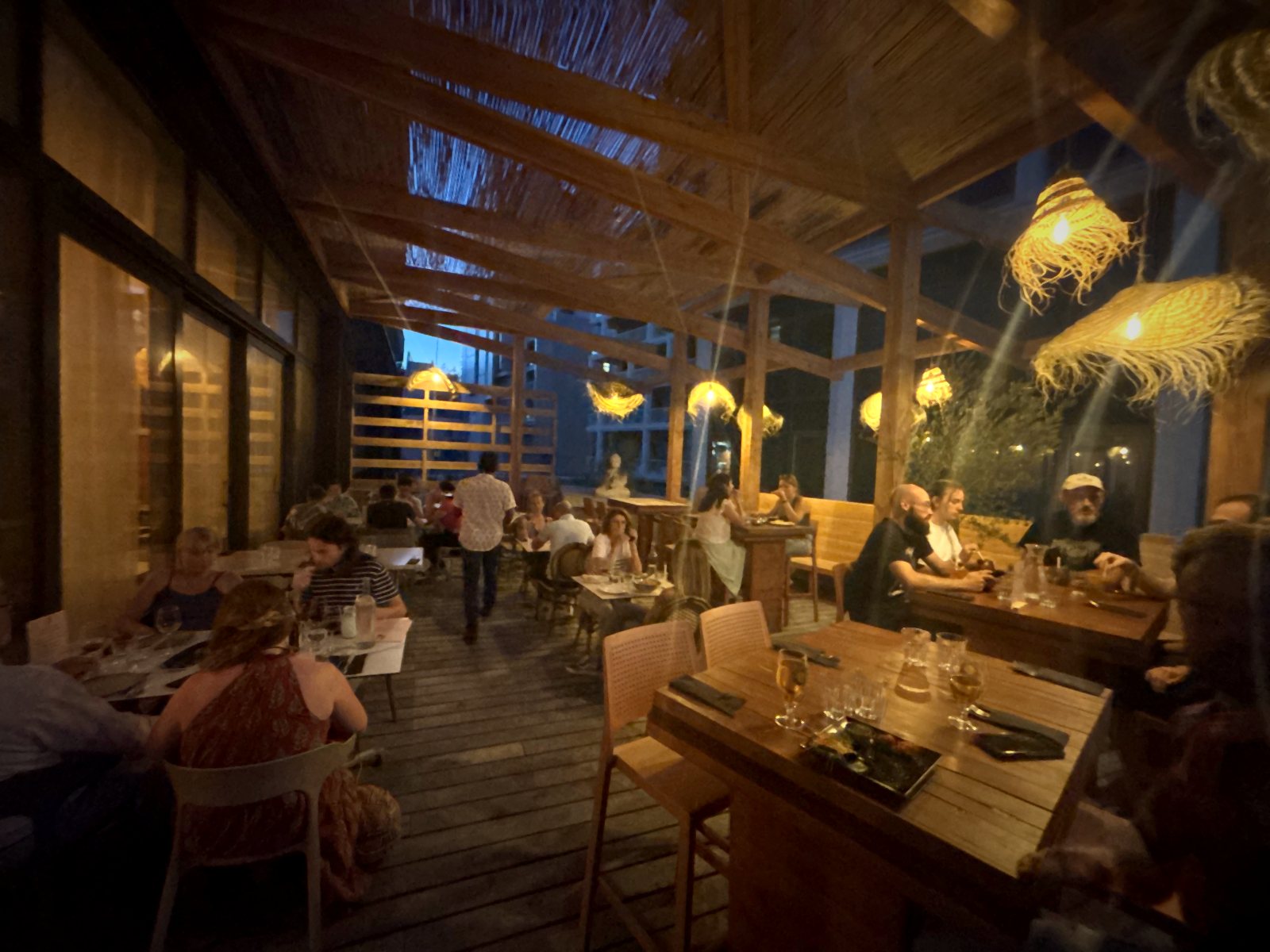 La terrasse du Bombay Talkies un soir d'été, sous les lanternes