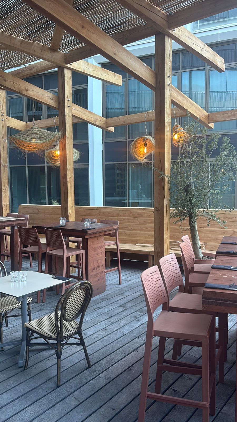 Terrasse cocooning du Bombay Talkies, bois et lanternes en raphia