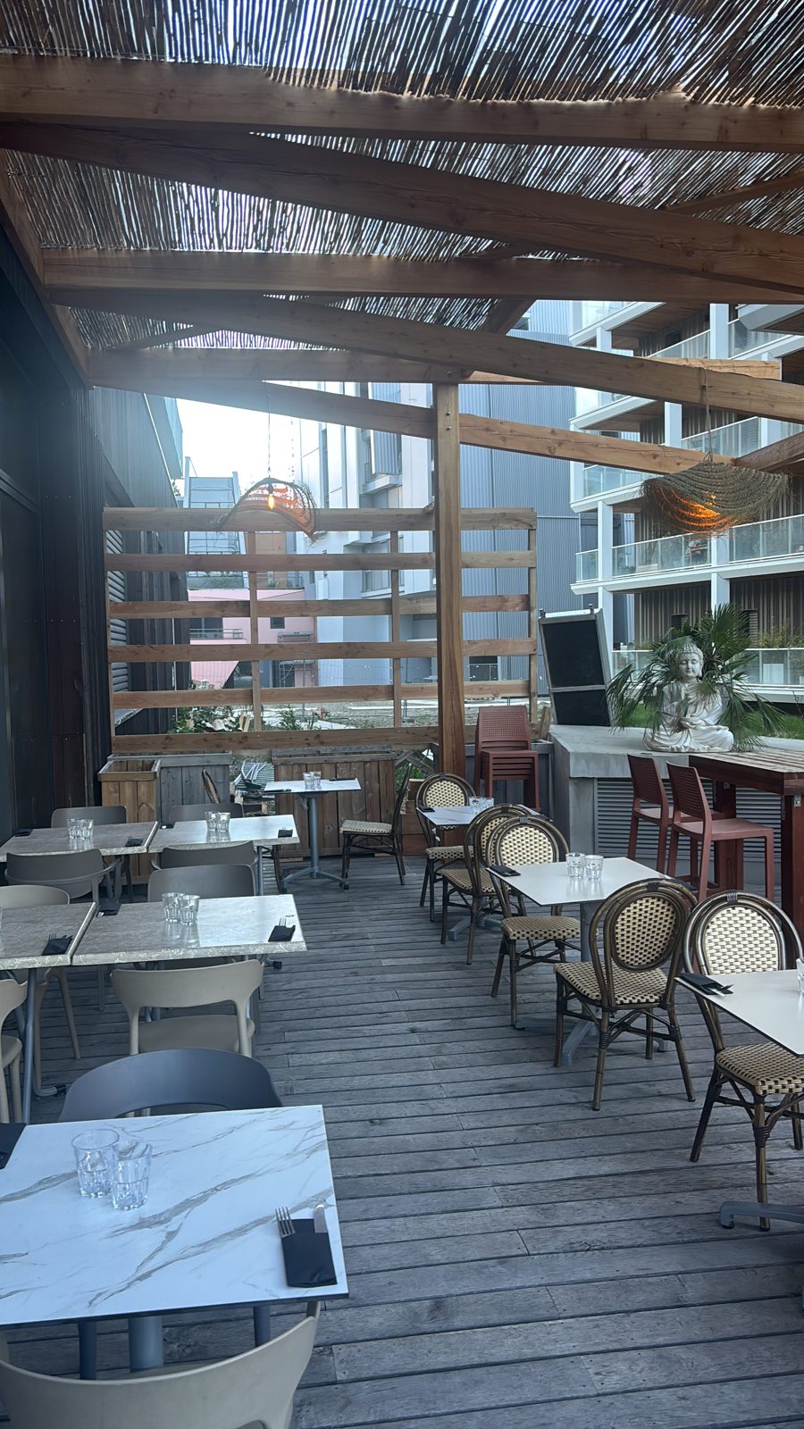Terrasse ombragée du restaurant indien Bombay Talkies à Grenoble