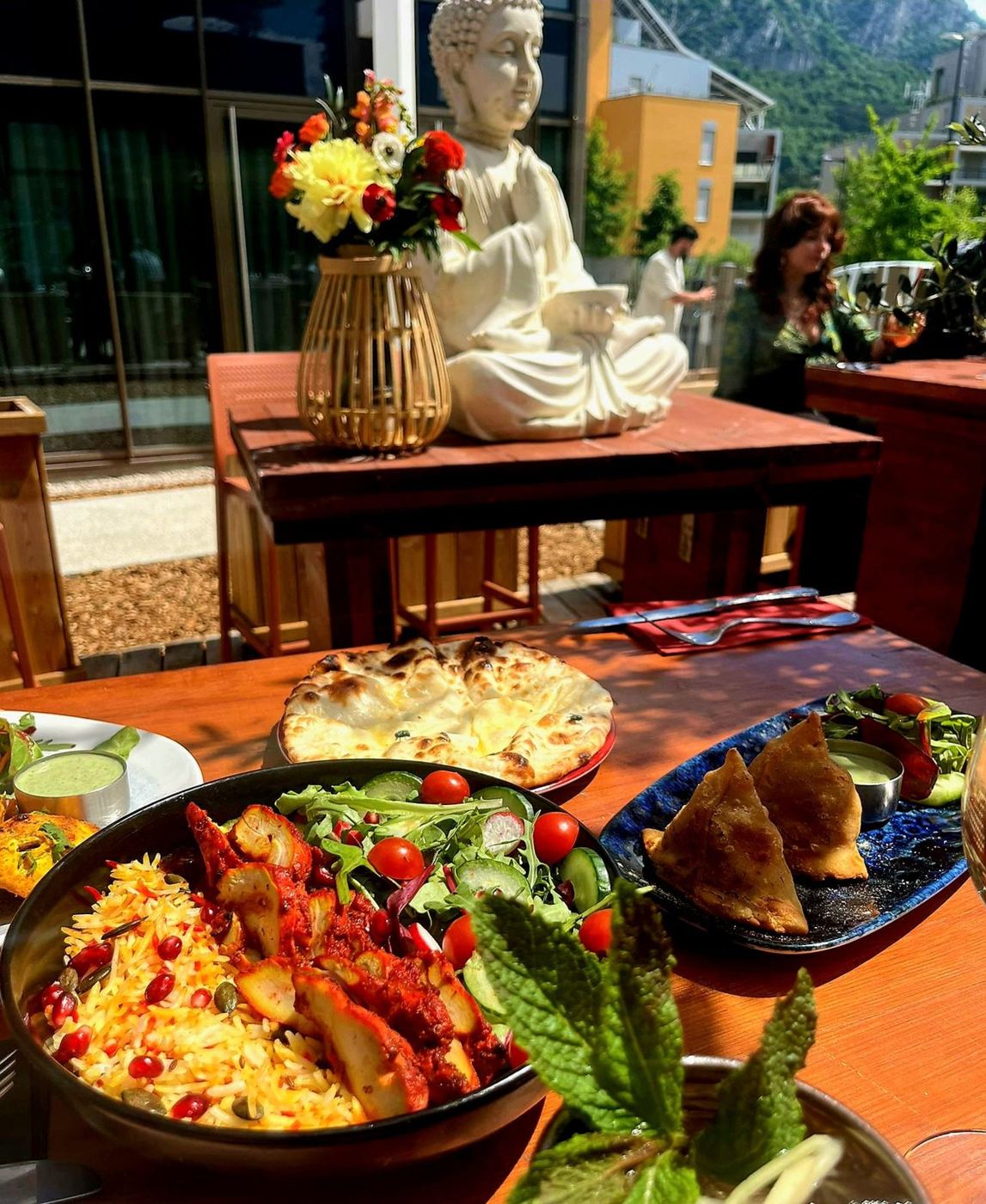Déjeuner en terrasse au Bombay Talkies Grenoble : poulet tandoori, samosas et naan devant le Bouddha