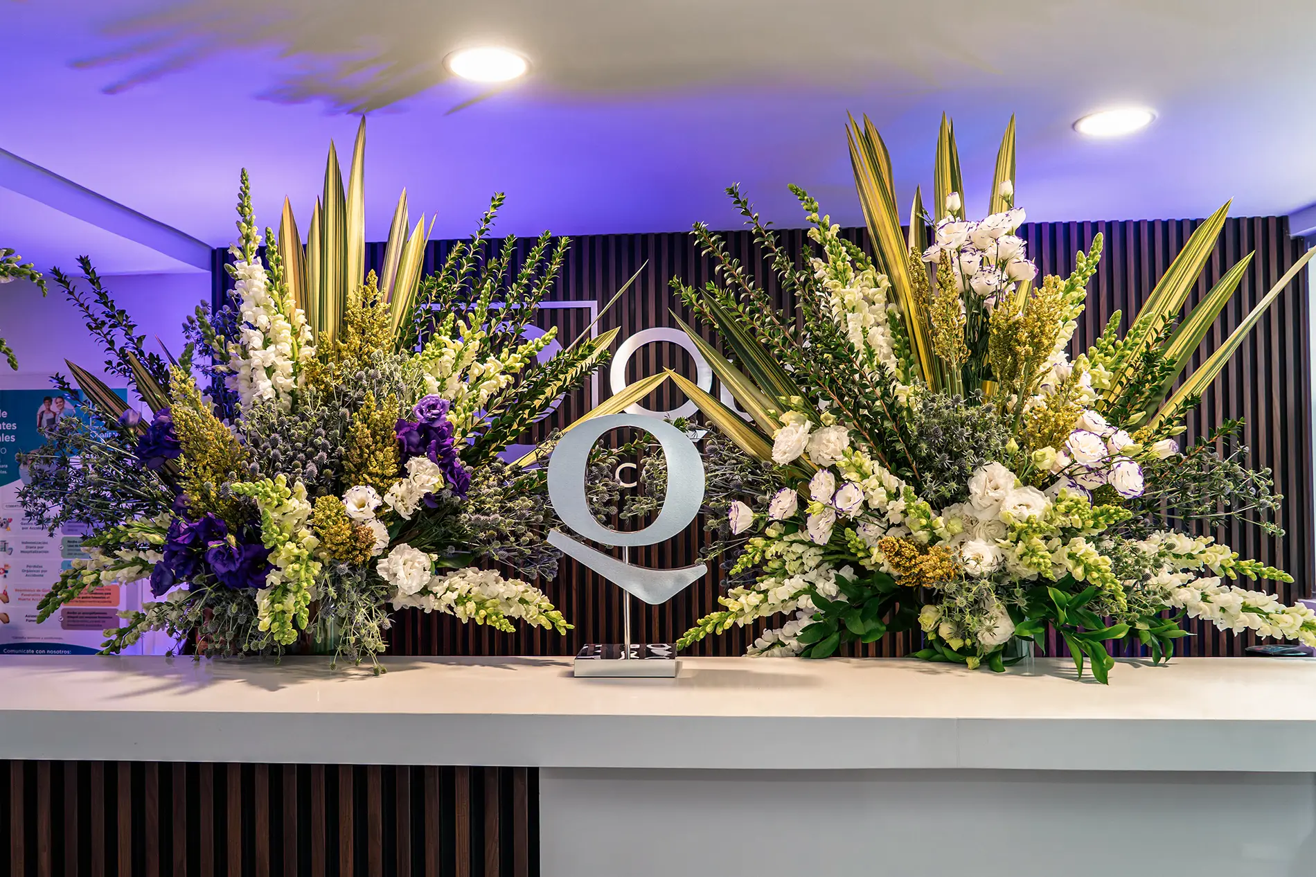 Decoración floral y branding para evento corporativo de inauguración