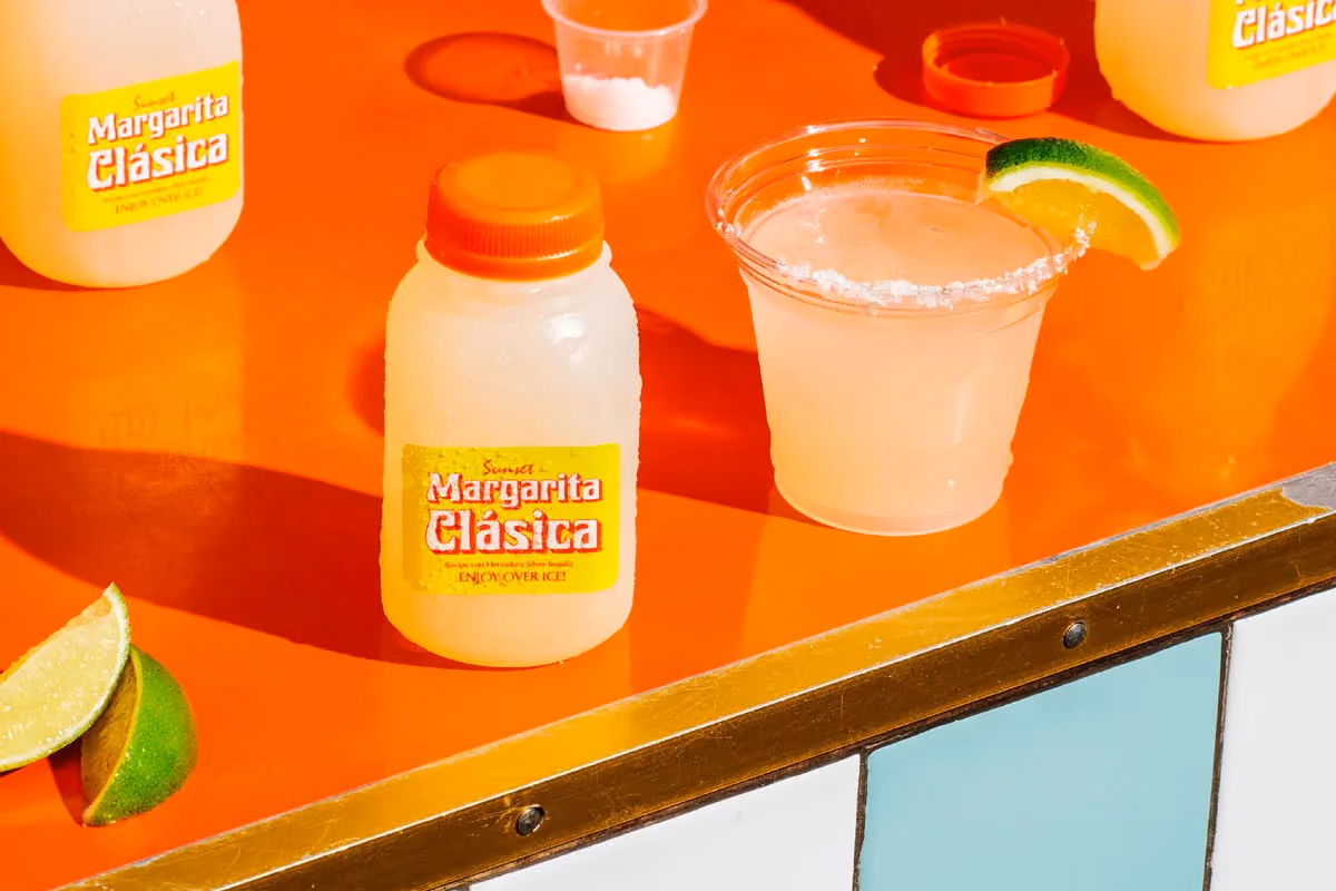 8oz bottle of Margarita Clásica cocktail to go