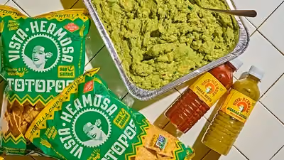 Tacombi signature guacamole, made fresh every day with Hass avocados for your dipping delight. Served with our crunchy y capable Vista Hermosa Totopos.