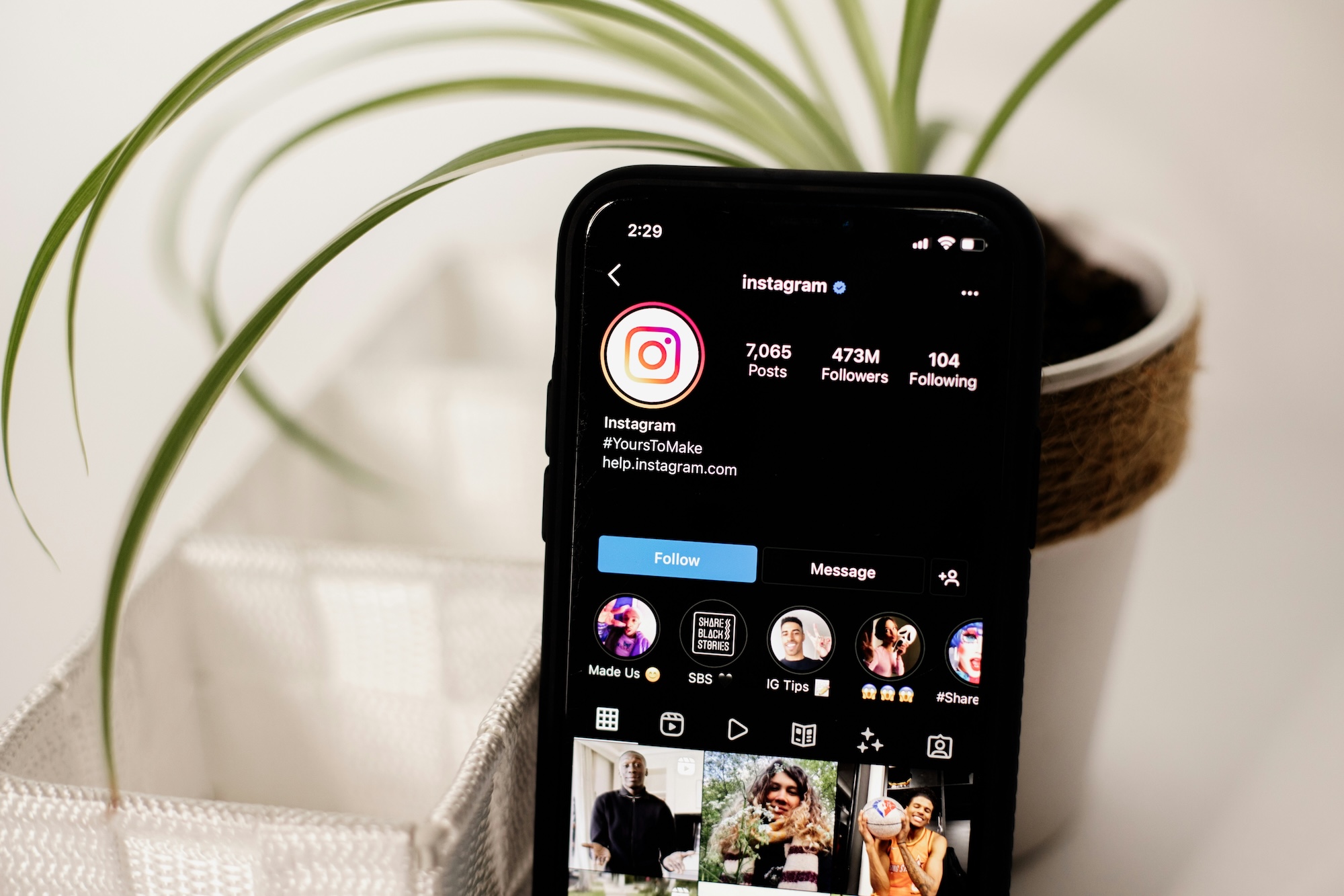 Écran de smartphone affichant le profil Instagram officiel avec 473 millions d'abonnés.