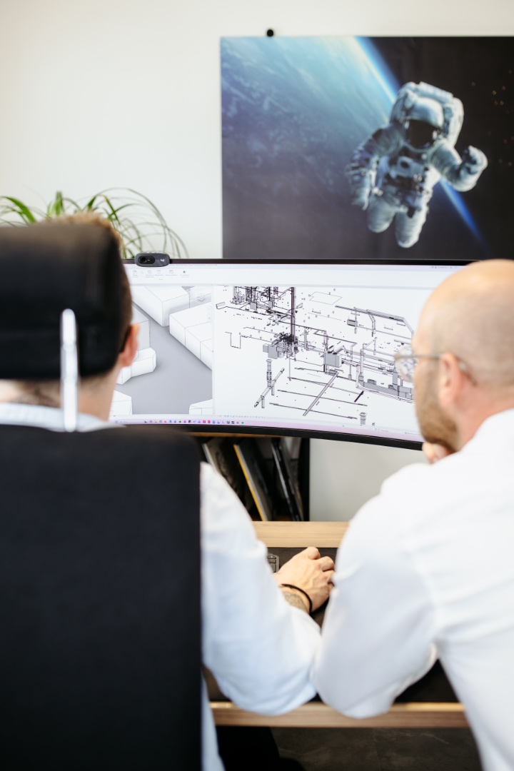 Mitarbeiter arbeitet am Monitor an einem 3D-Gebäudemodell