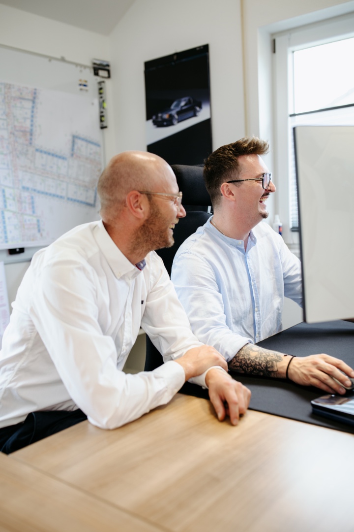 Zwei Mitarbeiter arbeiten gemeinsam am Schreibtisch
