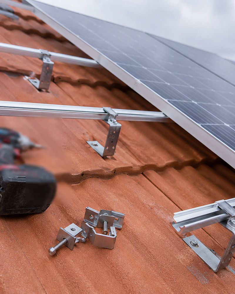 Montageschienen und Dachhaken einer PV-Anlage