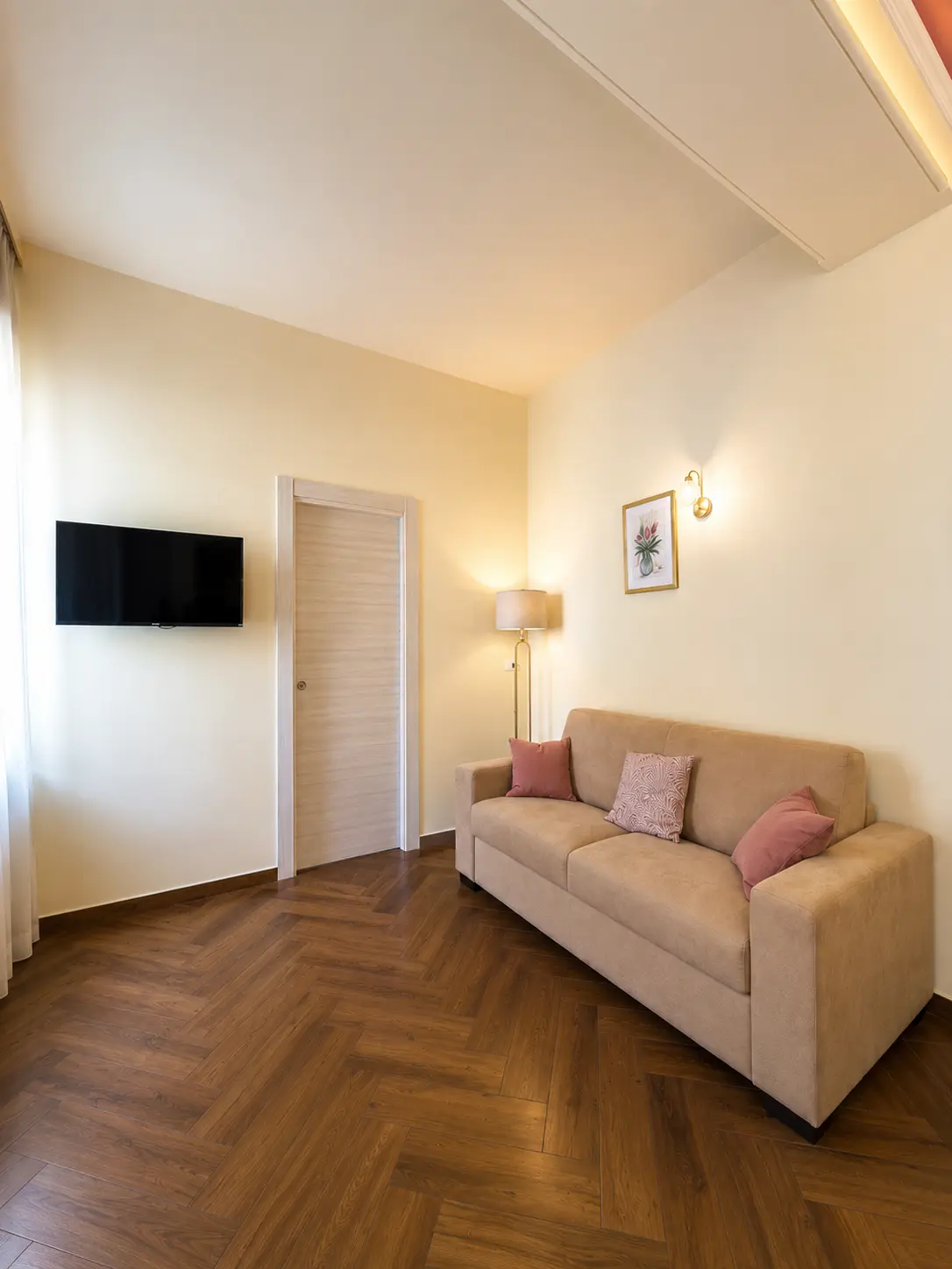Camera elegante con interni raffinati, bagno privato e WiFi gratuito per un soggiorno rilassante.