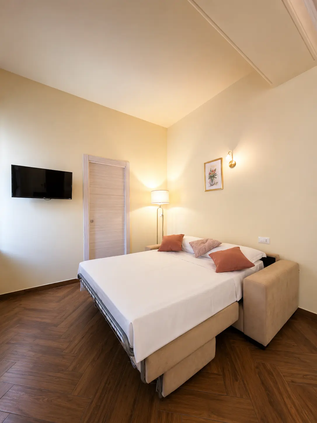 Camera elegante con interni raffinati, bagno privato e WiFi gratuito per un soggiorno rilassante.