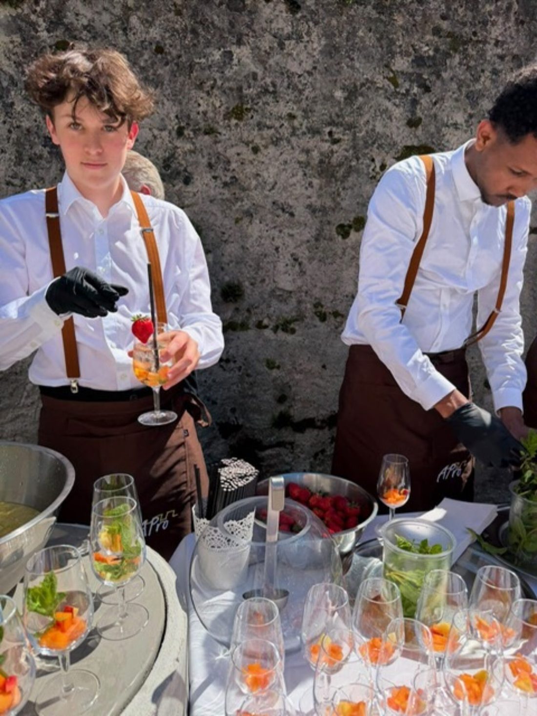 Apéro-Service mit Drinks an der Schlossmauer