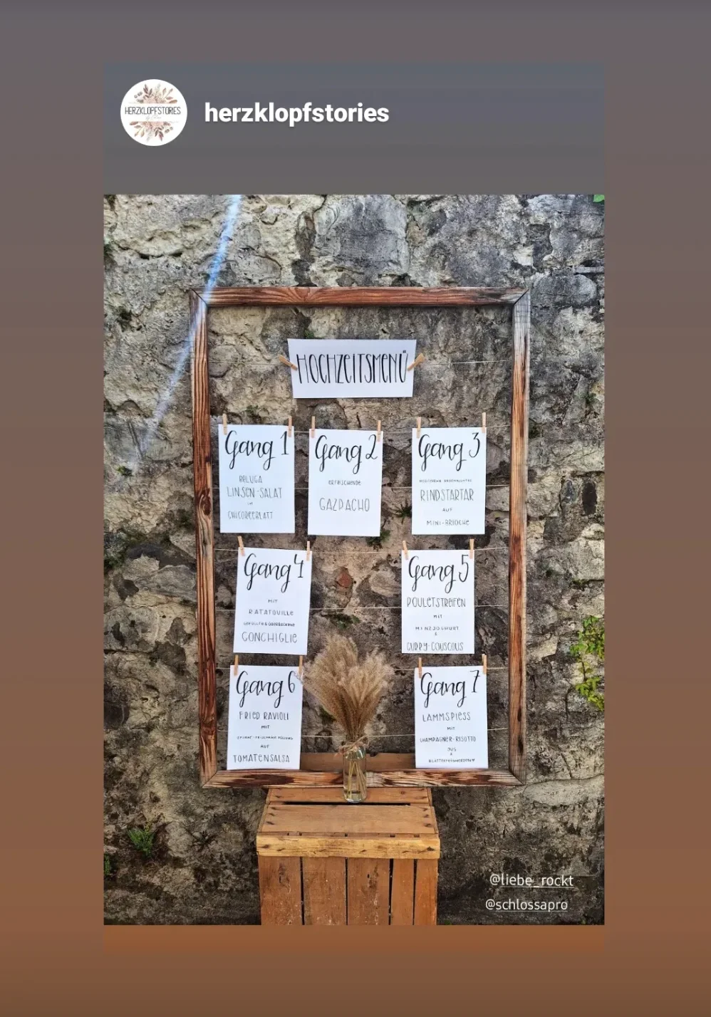 Handgeschriebenes Hochzeitsmenü an der Schlossmauer