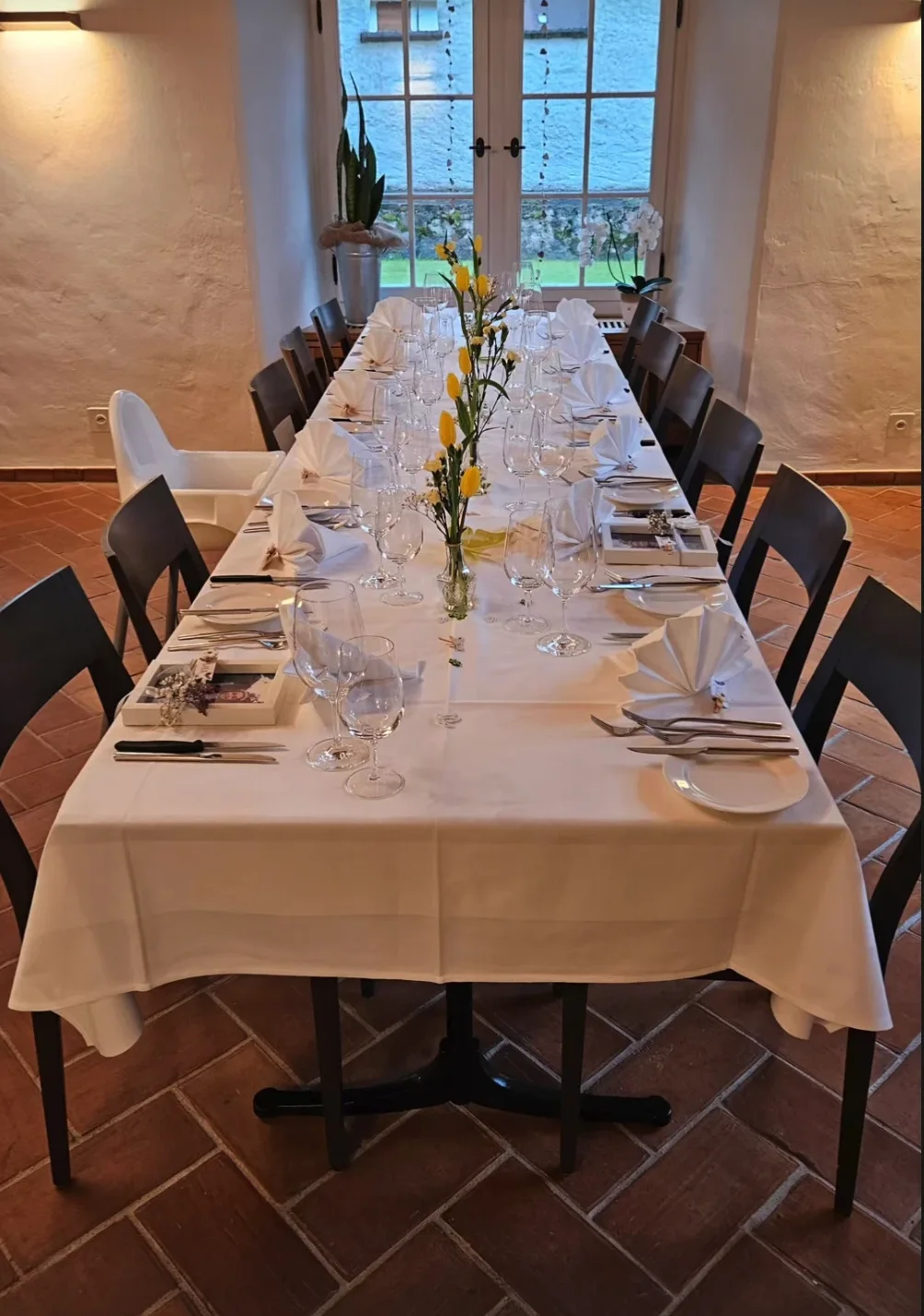 Lange Festtafel mit Tulpen im Schlosssaal