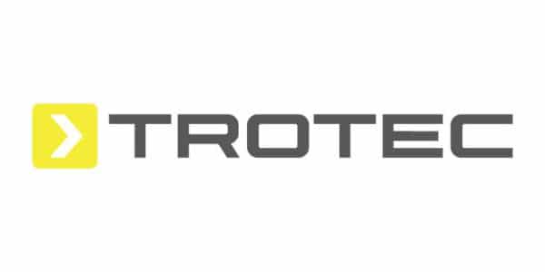 Trotec-logo valkoisella taustalla. Logossa on keltainen neliö, jossa on valkoinen oikealle osoittava nuoli, ja sen vieressä tummanharmaa teksti 'TROTEC'.