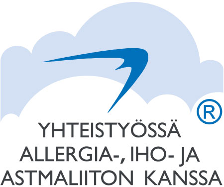 Vaaleansininen pilvilogo, jonka sisällä on tummansininen, oikealle osoittava tyylitelty siipikuvio. Logon alapuolella on tummanharmaa teksti: YHTEISTYÖSSÄ ALLERGIA-, IHO- JA ASTMALIITON KANSSA. Tekstin vieressä on sininen rekisteröity tavaramerkki -symboli.