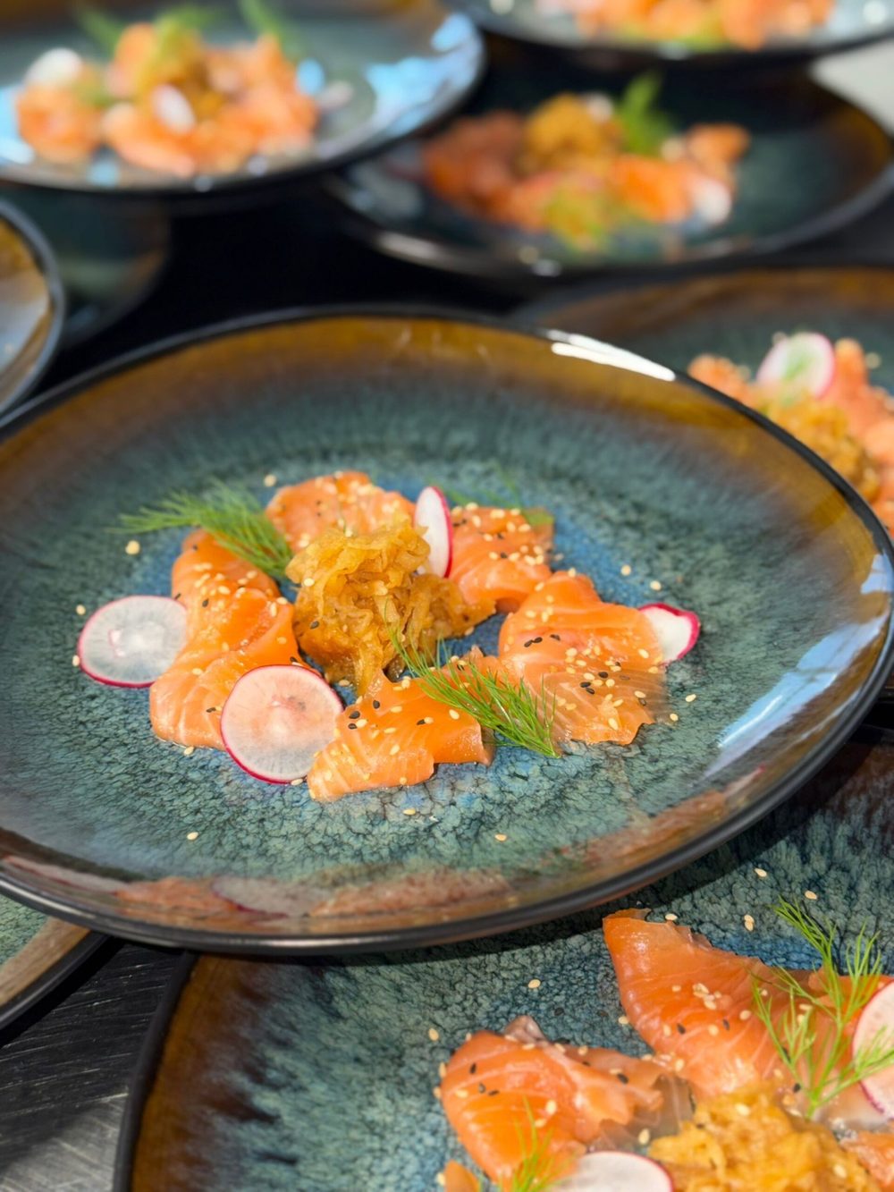 Frisches Tuna Tataki, angerichtet auf grünem Teller