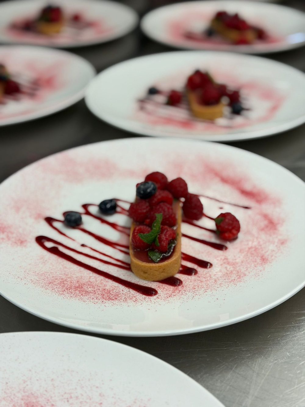 Dessert mit frischen Himbeeren
