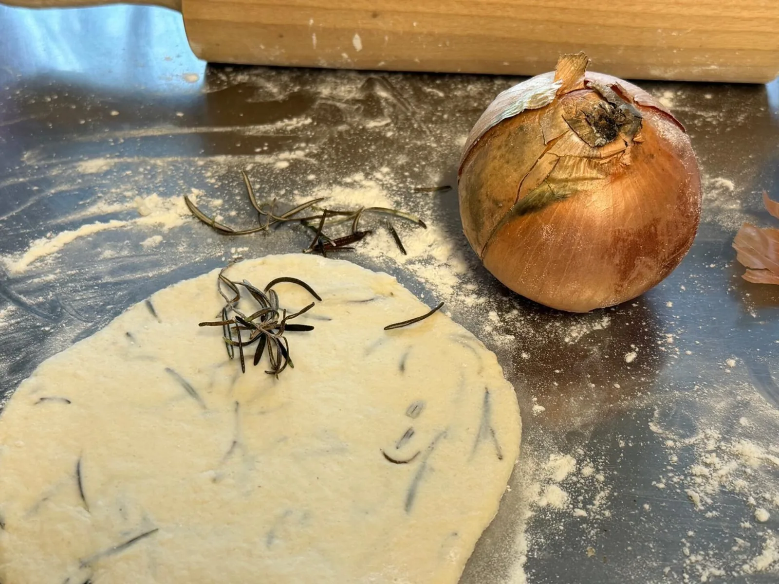 Zwiebeln im Kräuter-Salzteig gebacken