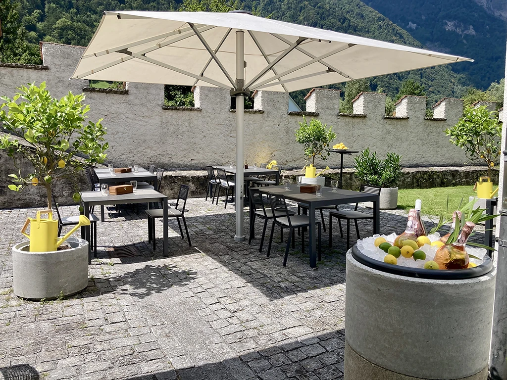 Terrassentische mit gekühltem Rosé