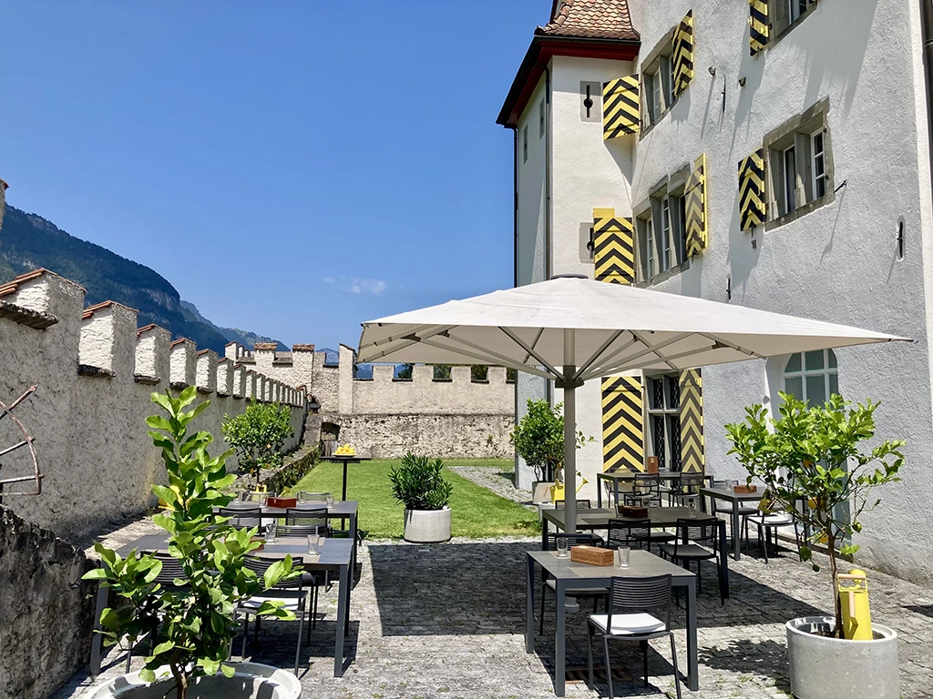 Gartenterrasse mit Rasen und Sonnenschirm