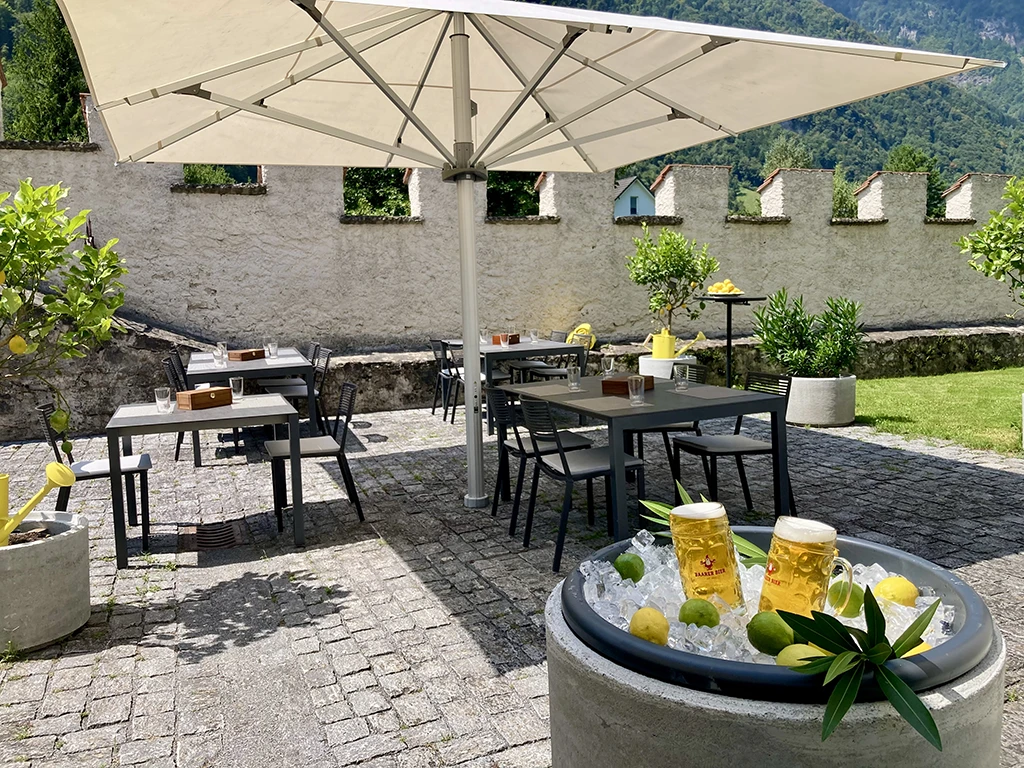 Frisch gezapftes Bier im Garten