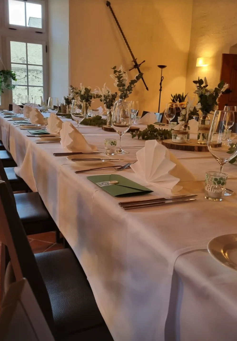 Festlich gedeckte Tafel im Schloss
