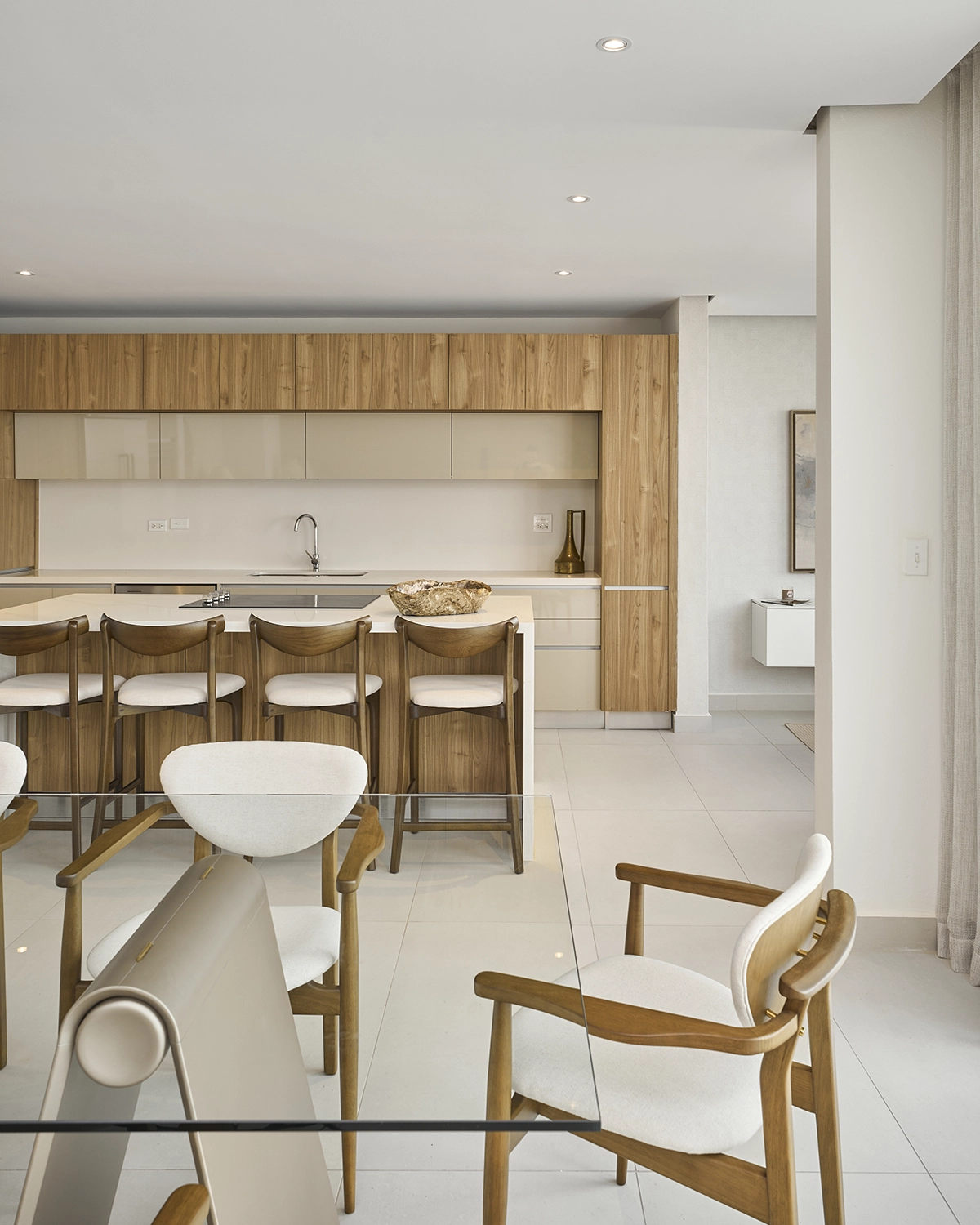 Cocina on enseres Thermador y gabinetes Poliform.