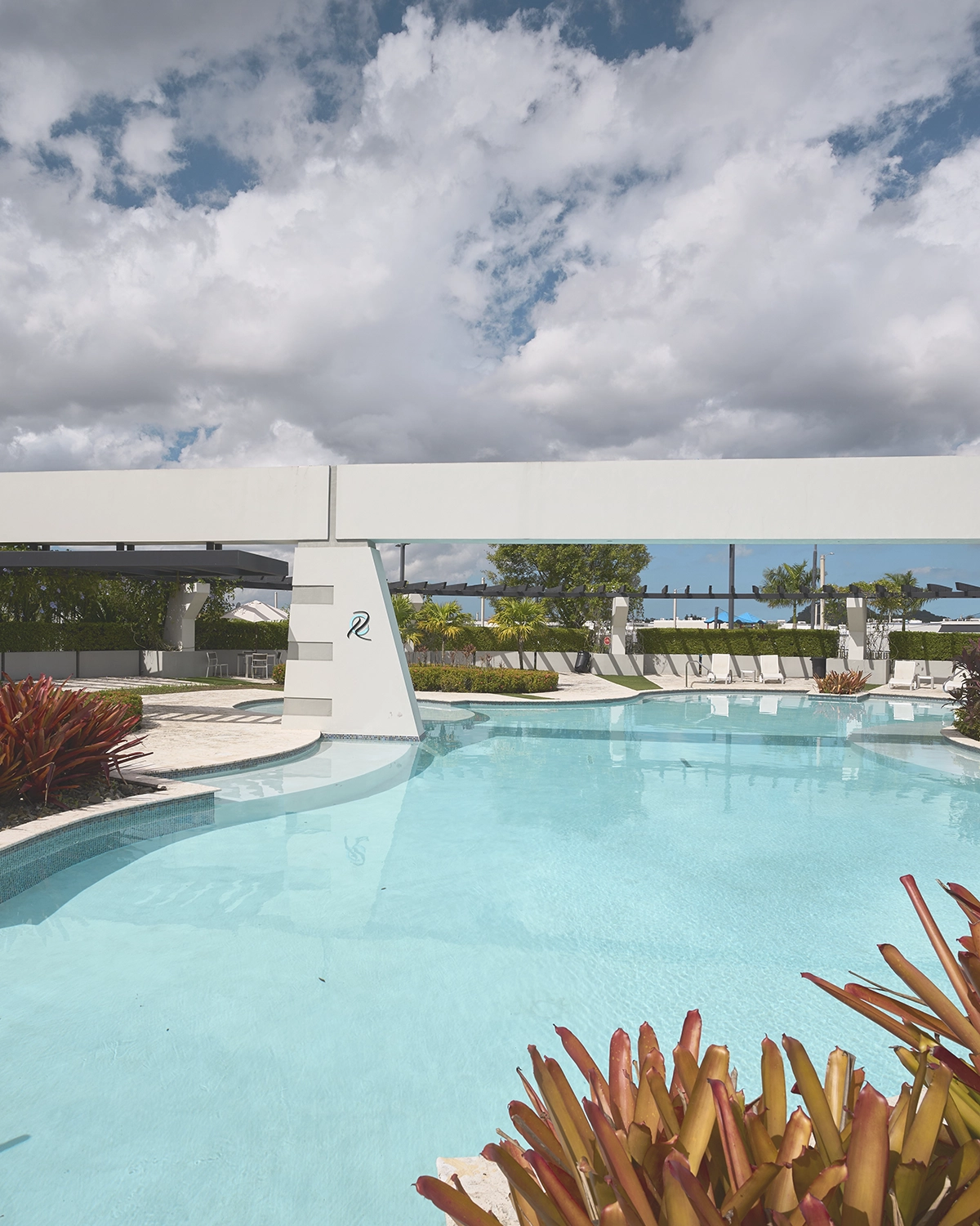 Una piscina de aguas cristalinas rodeada de plantas tropicales.